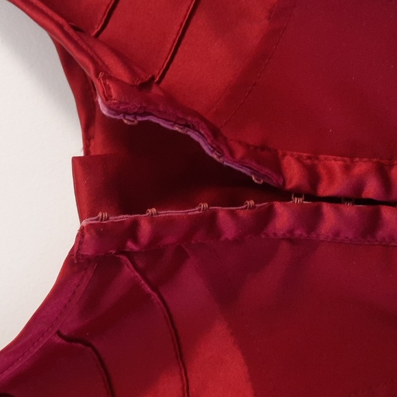 Le Chateau Red Satin Camisole Top, Size M - Picture 4 of 6